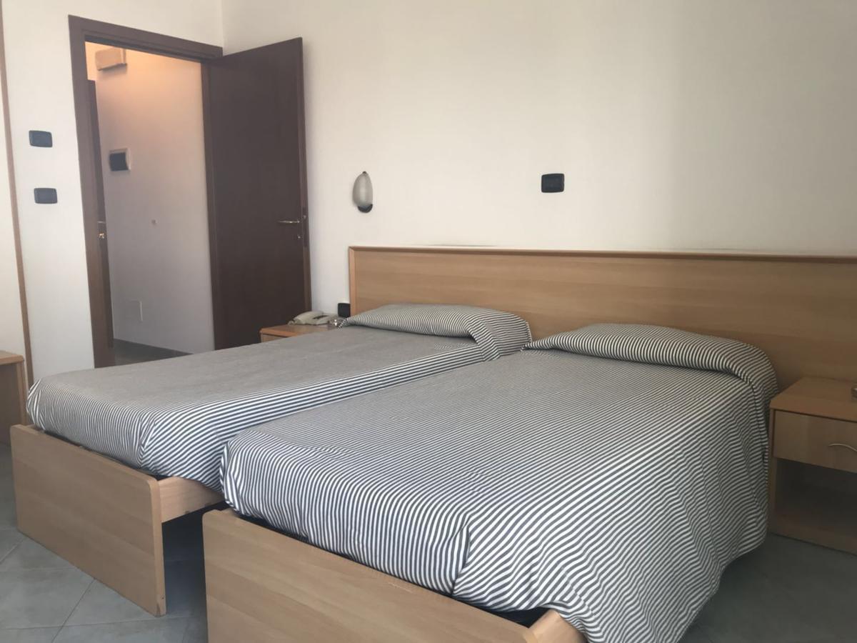 Hotel Cristallo نوفارا المظهر الخارجي الصورة